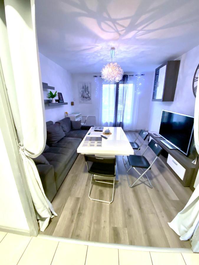 Le Cafe Charmant, Appartement Dans Immeuble Avec Parking Barriere, Balcon LʼArbresle Eksteriør bilde